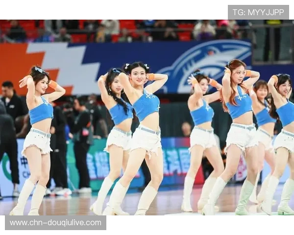 啦啦队场边互动：特殊手势致敬退伍军人日引发观众共鸣