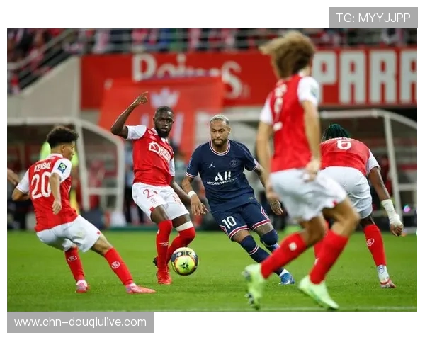 朗斯客场球迷高唱队歌，庆祝半程冠军